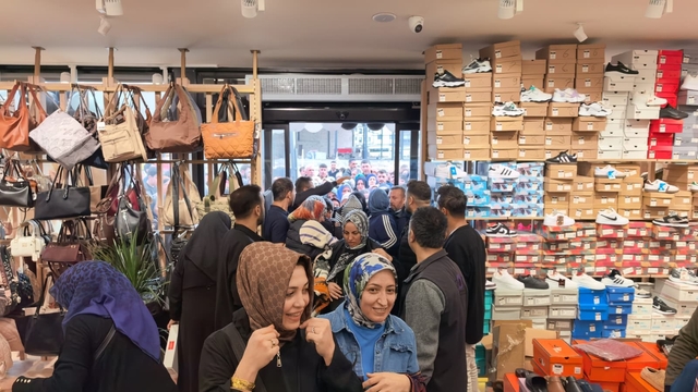 10 liraya ayakkabı, çanta, kıyafet satıldığını duyan koştu