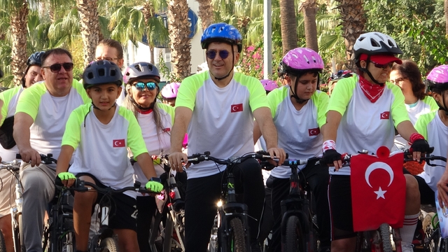 Mersin'de yaşlısından gencine bisiklet tutkunları pedal çevirdi