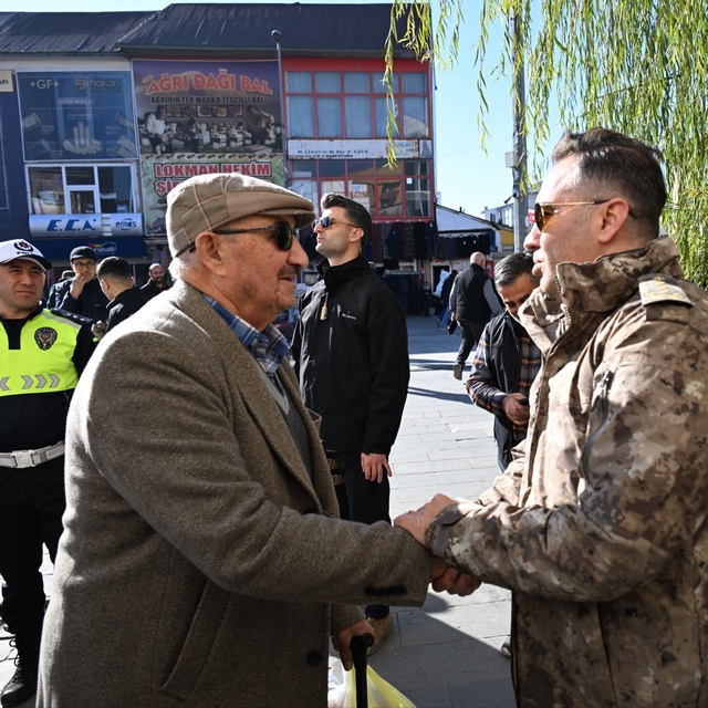 Ağrı Emniyet Müdürü Önder, Eski Van Caddesi'nde trafik denetimlerinde bulun...