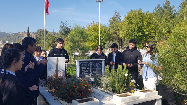 Gaziantep'te depremde hayatını kaybeden öğretmen mezarı başında anıldı
