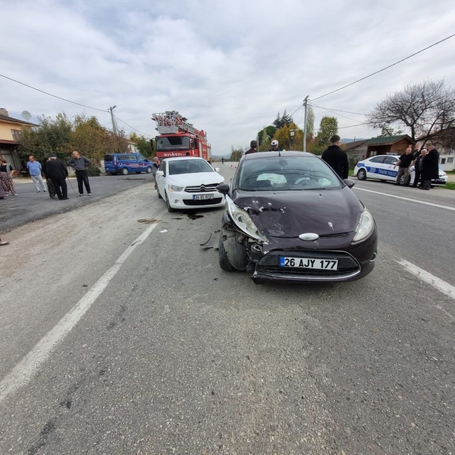 Bilecik'te iki otomobilin çarpıştığı kazada 5 kişi yaralandı