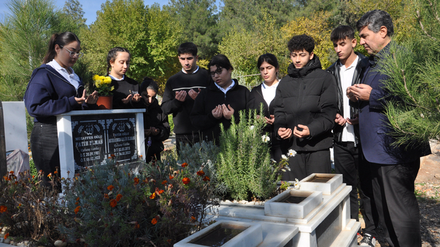 Depremde hayatını kaybeden öğretmen, mezarı başında anıldı