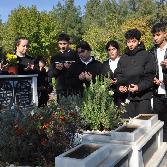 Depremde hayatını kaybeden öğretmen, mezarı başında anıldı