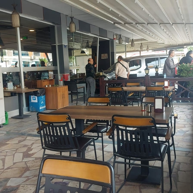 Aydın'da 15 yaşındaki sürücü iş yerine daldı: 1 yaralı