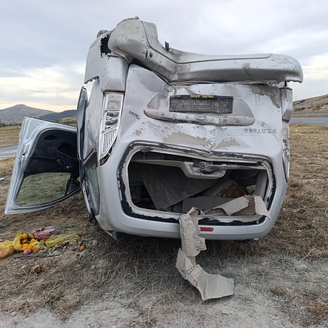 Hafif ticari araçların çarpıştığı kaza 7 kişi yaralandı