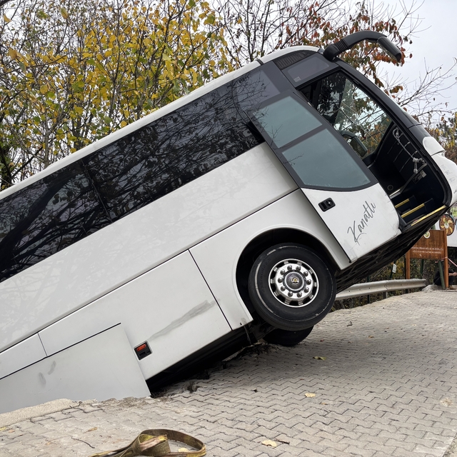 Facianın eşiğinden dönüldü: Tur otobüsü şarampole düştü