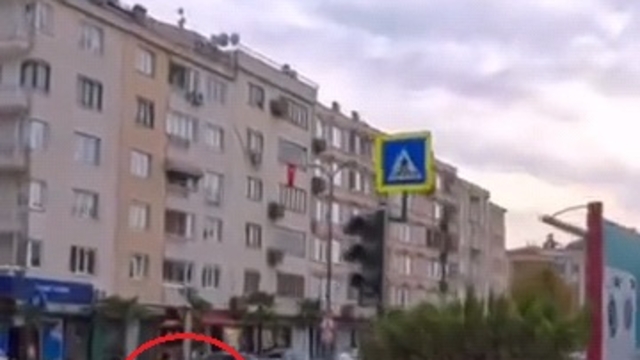 Devrilen motosikletten düşen sürücü metrelerce sürüklendi; kaza kamerada