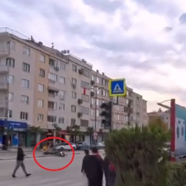 Devrilen motosikletten düşen sürücü metrelerce sürüklendi; kaza kamerada