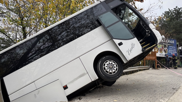 Facianın eşiğinden dönüldü: Tur otobüsü şarampole düştü