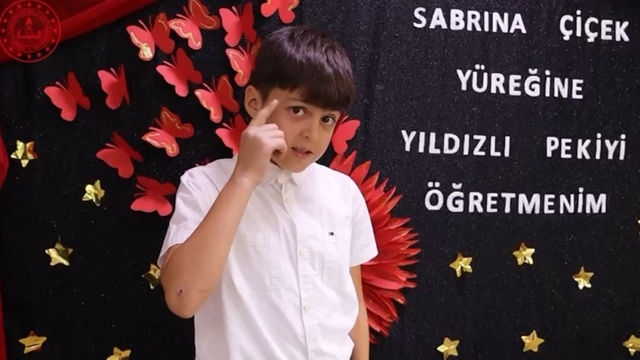 Minik öğrencilerden, öğretmenlerin kalıplaşmış terimleriyle 24 Kasım kutlaması