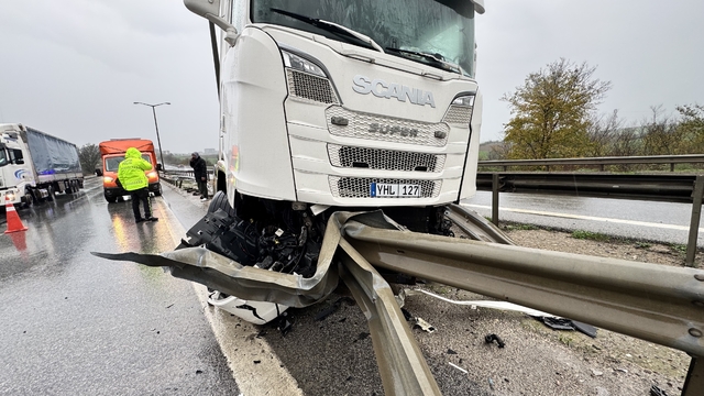 Tır bariyere saplandı