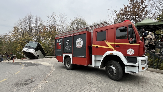 Yokuşta park edilen tur otobüsü, hareket edince şarampole düştü