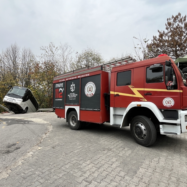 Yokuşta park edilen tur otobüsü, hareket edince şarampole düştü