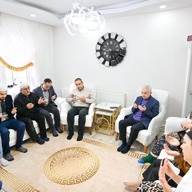 Vali Turan ve Kaymakam Yıldız Rümeysa Sanpur'un ailesine taziyede bulundu