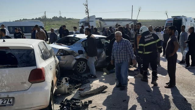 Hatay'da 4 aracın karıştığı zincirleme kazada 7 kişi yaralandı