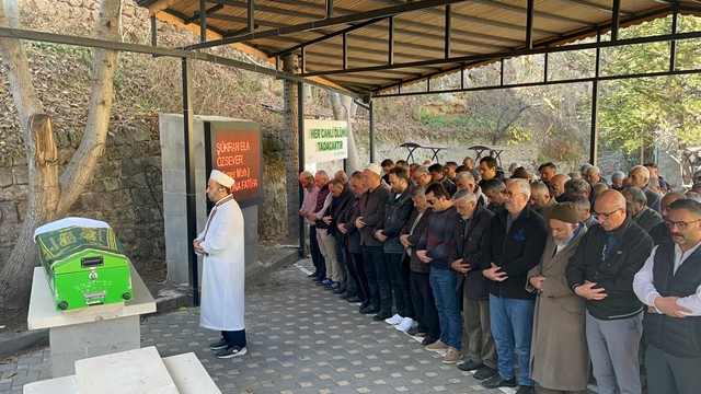 Mezuniyet fotoğrafı çektirdikten sonra kazada ölen Şükran Ela defnedildi