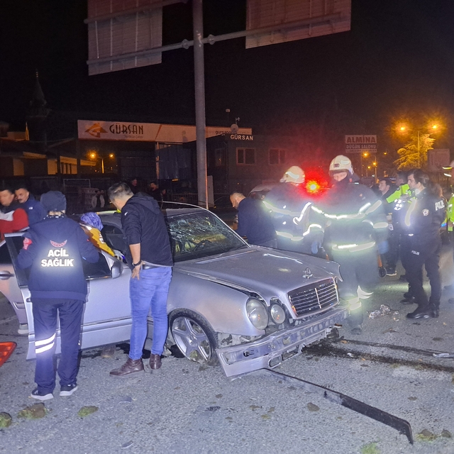 Polisten kaçarken otomobili ile kaza yaptı; 2 yaralı