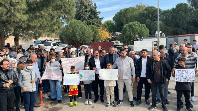 Buca'da mahalleliden 'çöp' eylemi