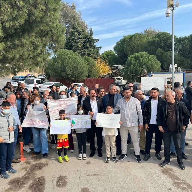 Buca'da mahalleliden 'çöp' eylemi