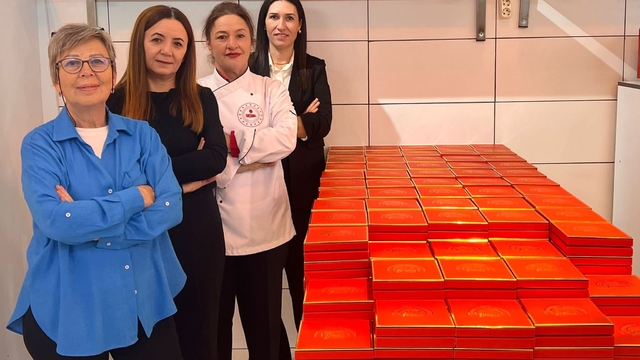 İpsalalı kadınların hazırladığı çikolatalar öğretmenlere hediye edildi