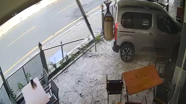 Önündeki araca çarpıp iş yerine daldı, kaçmaya çalıştı yakalandı
Ticari aracın iş yerine daldığı anlar güvenlik kamerasına yansıdı