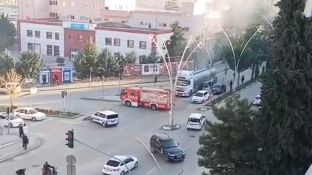Kırmızı ışıkta bekleyen tırın tekerlekleri yandı; facia itfaiyenin hızlı müdahalesiyle önlendi
