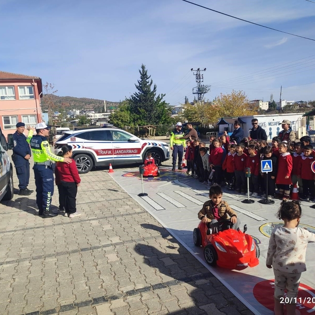 Kilis'te öğrencilere 'Mobil Trafik Aracı' ile trafik eğitimi verildi