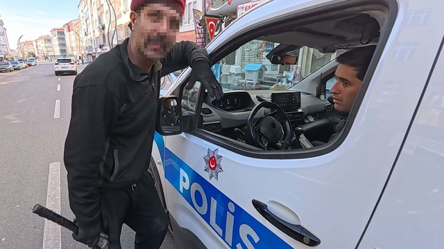 Polis uyarıya geldi, "ahtım var, benzin döküp yakacağım" dedi
Adeta tanka çevirdiği araçta askeri kamuflaj ile yakalanmış, ehliyetine el konulmuştu