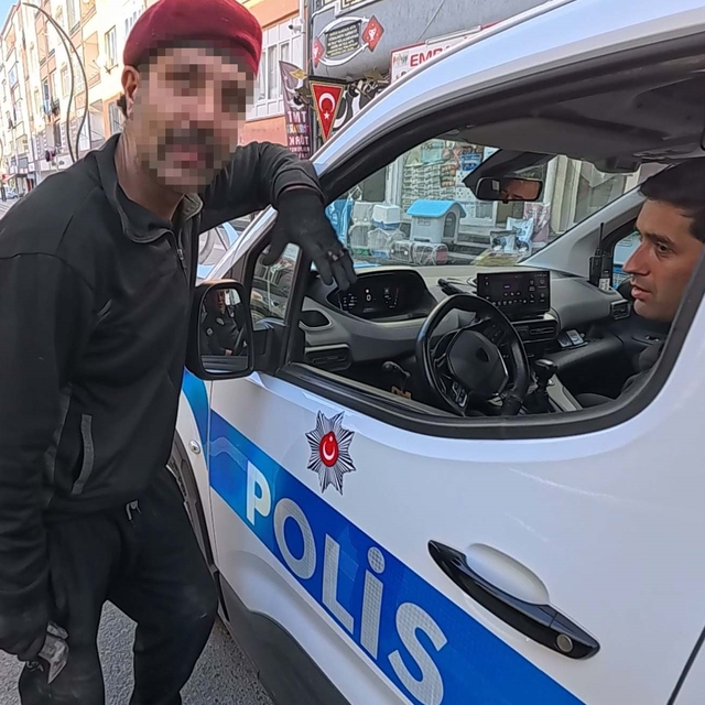 Polis uyarıya geldi, "ahtım var, benzin döküp yakacağım" dedi
Adeta tanka ç...