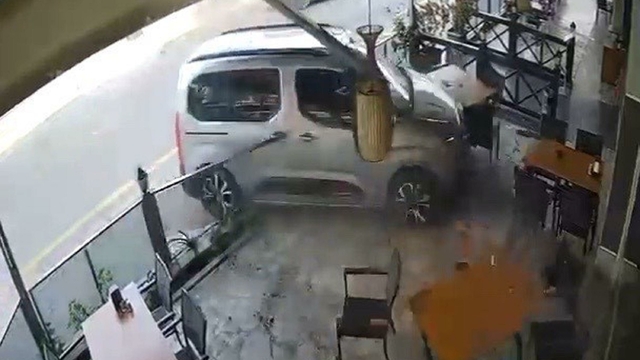 15 yaşındaki sürücü, otomobille restorana daldı; o anlar kamerada