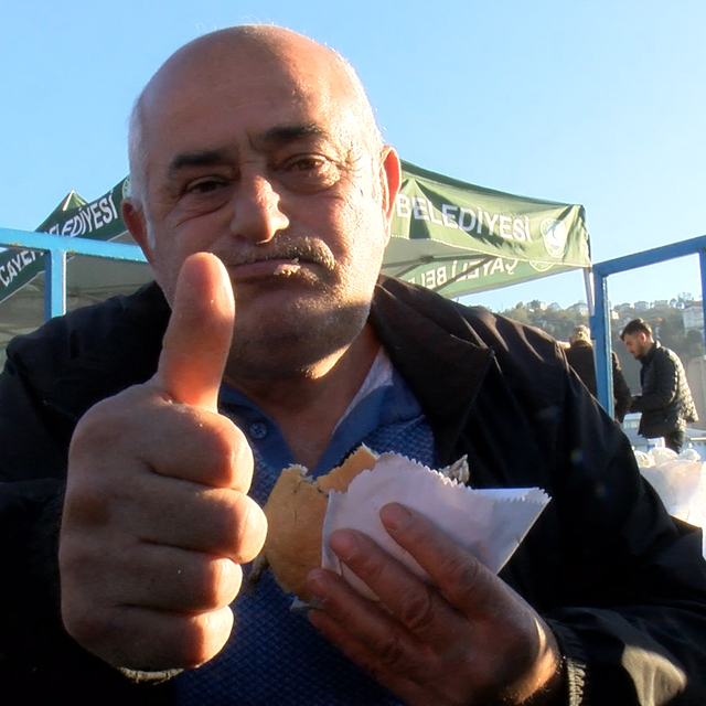 Rize'deki festivalde 2 ton hamsi 2 saatte tüketildi