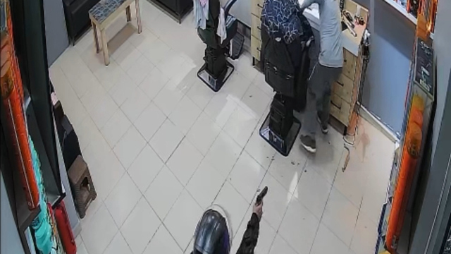 Dükkana giren motosikletli saldırganın berbere ateş ettiği anlar kamerada