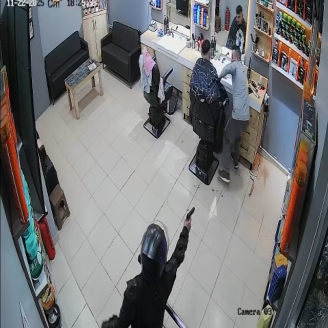 Dükkana giren motosikletli saldırganın berbere ateş ettiği anlar kamerada