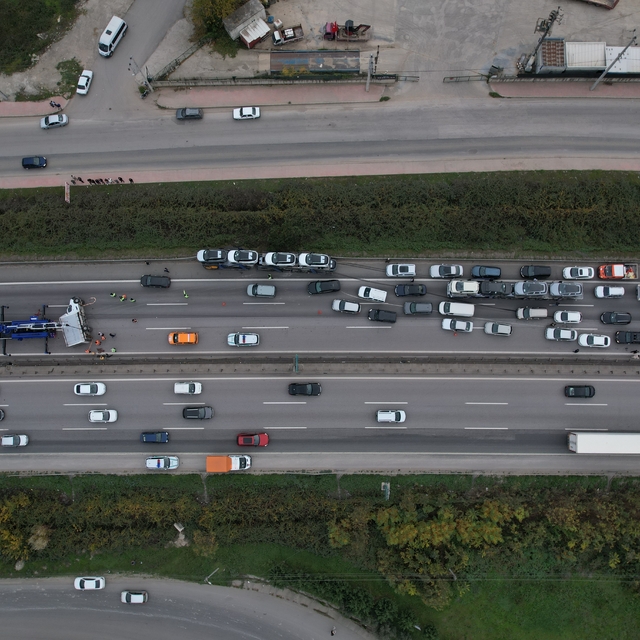 Otobanda tır ile çarpışan nakliyat kamyonu devrildi, kilometrelerce araç ku...