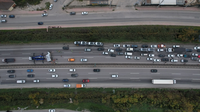 Otobanda tır ile çarpışan nakliyat kamyonu devrildi, kilometrelerce araç kuyruğu oluştu