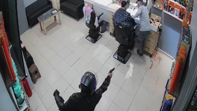 Sinop'ta berber dükkanına silahlı saldırı: O anlar kamerada