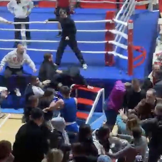 Boks turnuvasında kavga ring dışına taştı, yumruklar havada uçuştu