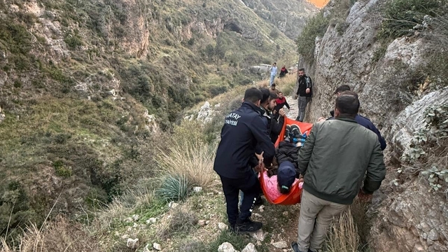 Yürüyüş esnasında kayalıklardan düşen şahıs yaralandı