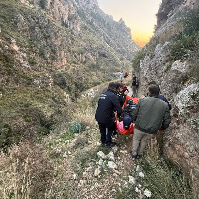 Yürüyüş esnasında kayalıklardan düşen şahıs yaralandı