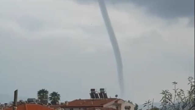 Marmaris'te oluşan hortum kameraya yansıdı