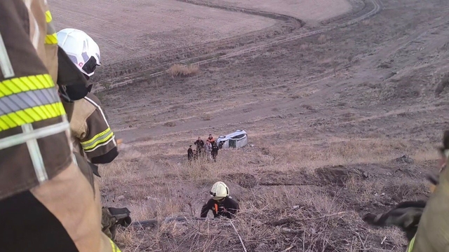 Diyarbakır'da otomobil şarampole yuvarlandı: Yaralı sürücüyü itfaiye kurtardı