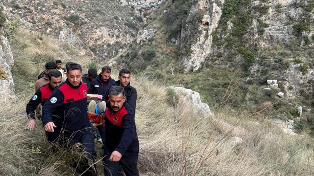 Hatay'da dağda mahsur kalan kişi kurtarıldı