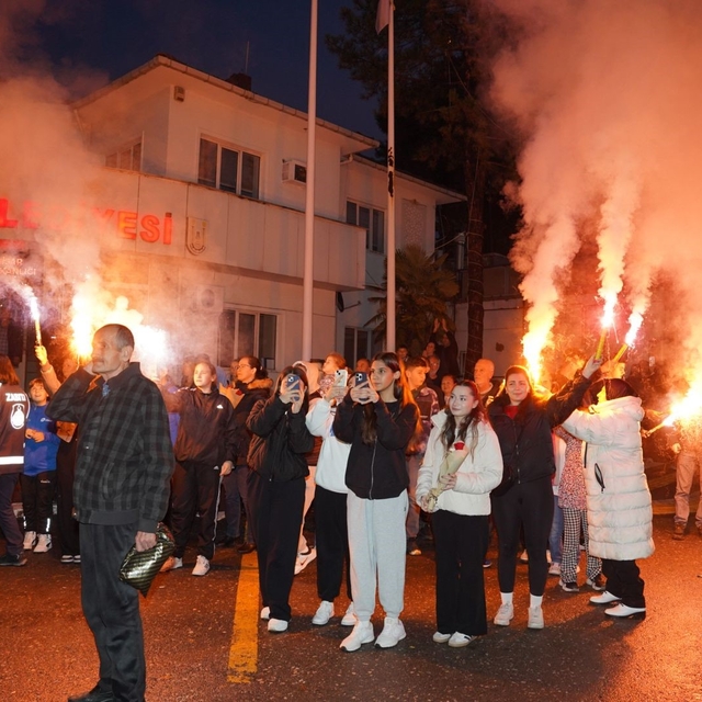 Türkiye şampiyonları davul-zurna ve meşalelerle karşılandı