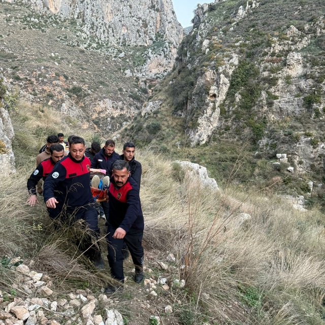 Hatay'da Habibi Neccar Dağı'nda yürüyüş yaparken kayalıktan düşüp yaralandı