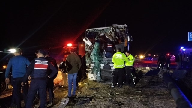 Denizli'de minibüs yolcu otobüsüyle çarpıştı: Yaralılar var