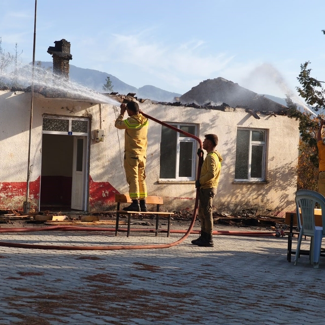 Antalya'da ormanlık alanda çıkan yangında eski okulun çatısı yandı