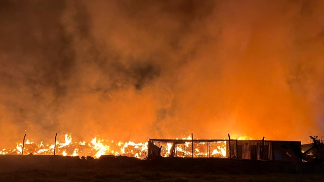 İzmir'de belediyeye ait çöp depolama alanında yangın