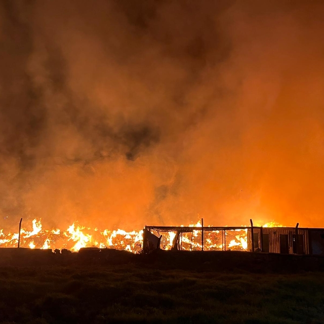 İzmir'de belediyeye ait çöp depolama alanında yangın