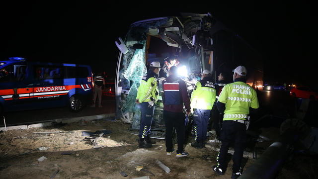 Denizli'de yolcu otobüsü ile minibüsün çarpıştığı kazada 10 kişi yaralandı