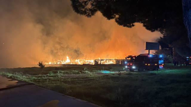 İzmir'de çöp depolama alanında çıkan yangına müdahale ediliyor